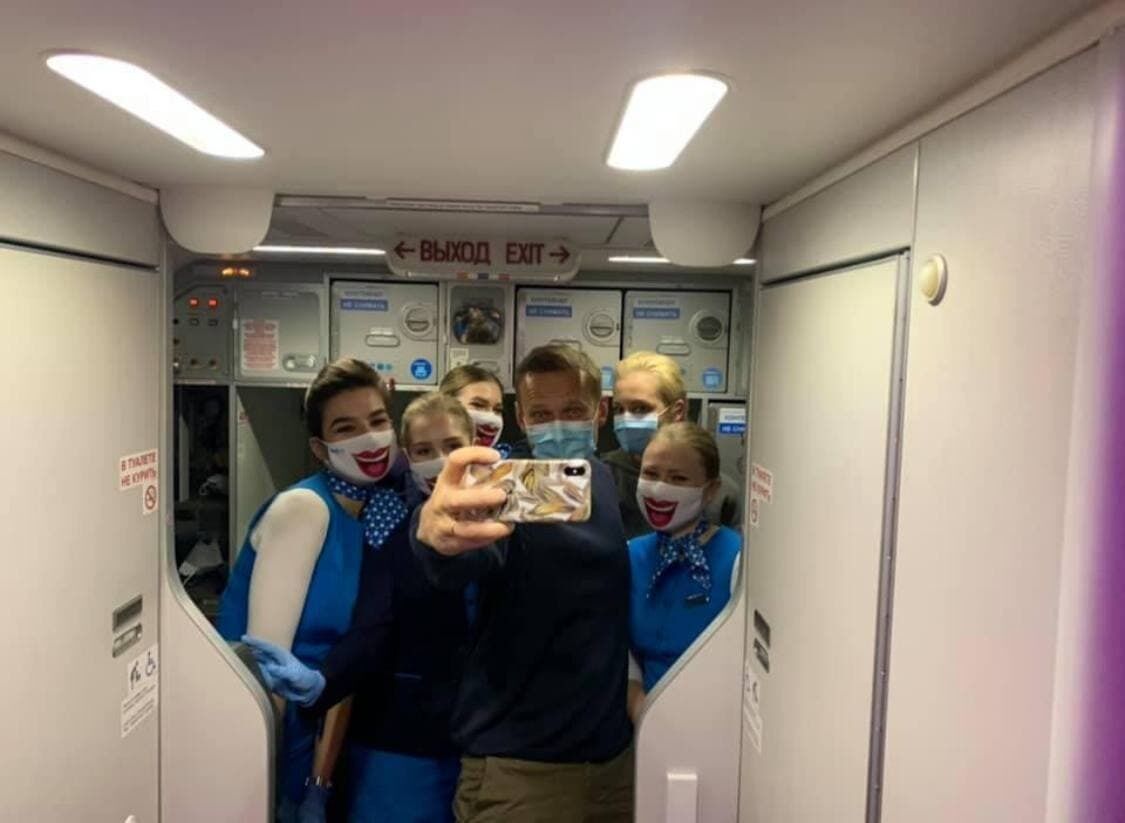 ⚡ Самолет с Навальным приземлился в Москве - его в итоге задержали: видео