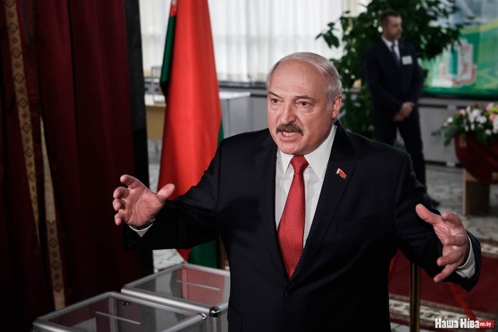 Лукашенко приказал бояться интернета и смотреть телевизор