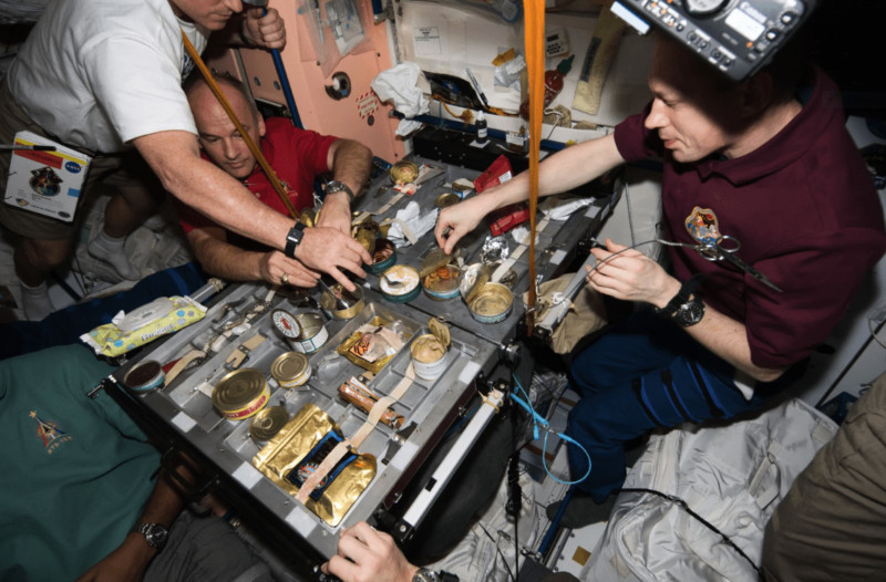 ⚡Российские космонавты-нищеброды на МКС остались без еды, их накормили американцы «печеньками Госдепа»