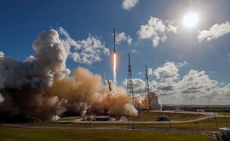 SpaceX провела самый массовый запуск спутников в истории космонавтики - в космос улетела ракета с рекордным грузом