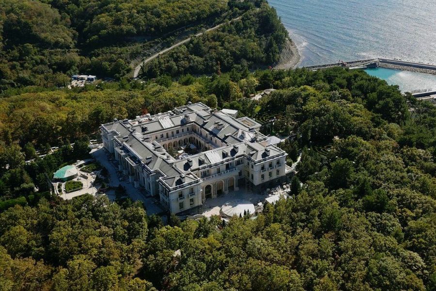 Дворец Путина воссоздали в Minecraft - в нем есть театр, бассейн с колоннами и даже "склад грязи"