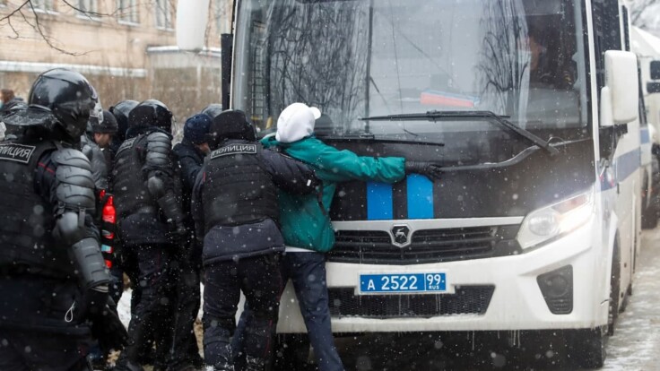 Ахеджакова о протестах в России: Ярость силовиков переходит в шизофрению