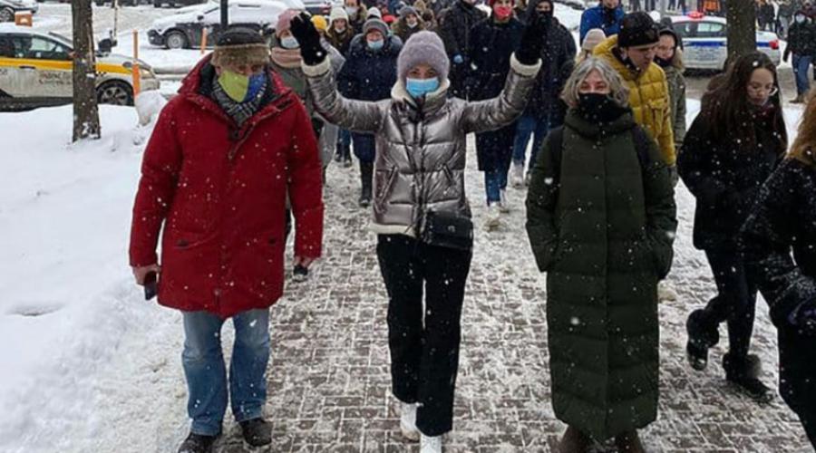 Человек в "жовто-блакитной" маске - журналист "Эха Москвы" Сергей Пархоменко