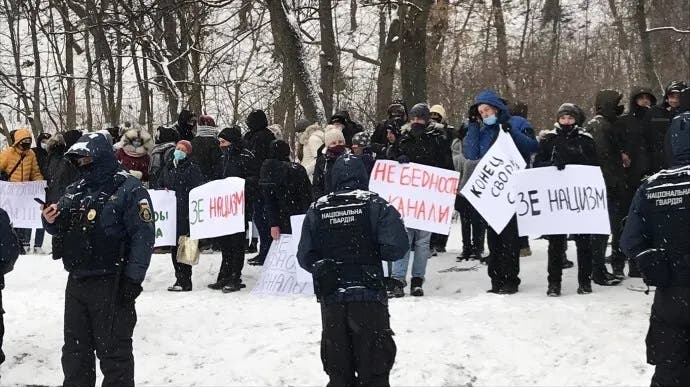 Набирали за деньги через Telegram: В Киеве устроили митинг в поддержку «каналов Медведчука»