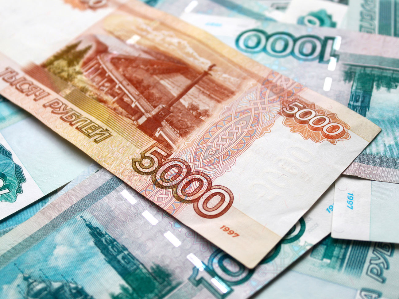 Reuters сообщил о планах Кремля раздать россиянам 0,5% ВВП для погашения недовольства в стране. В Кремле опровергли