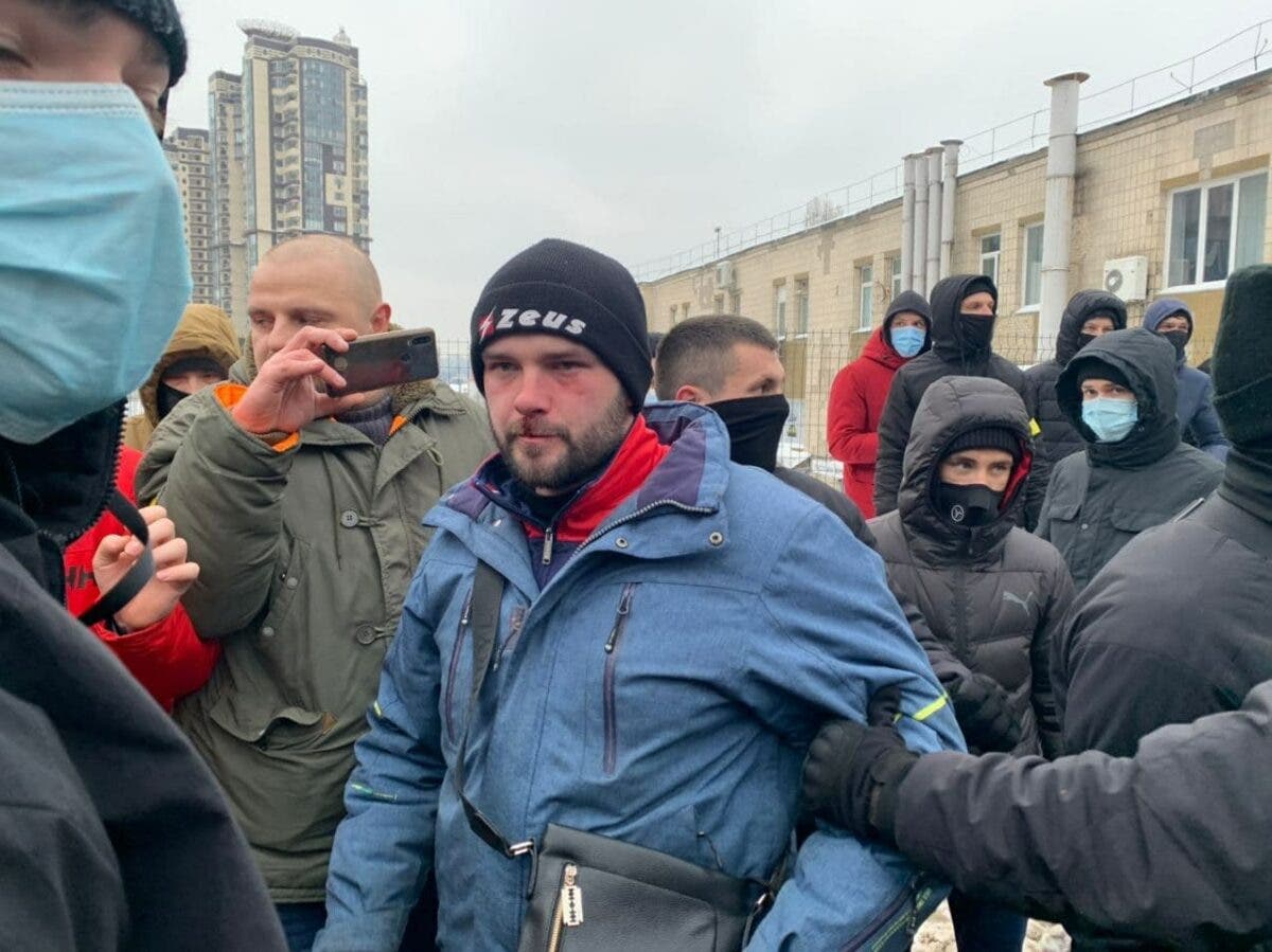 "Слава Киевской Руси, Малороссия, соси!" "Нацкорпус" приехал на "базу боевиков Кивы" в Киеве, на месте дежурит полиция