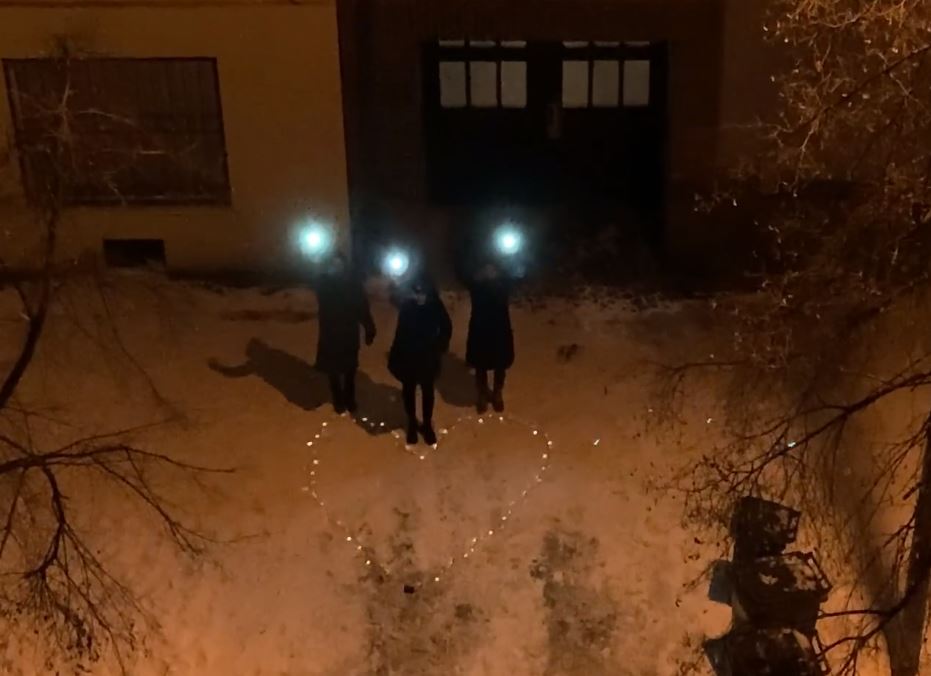 «Увидев световые сигналы во дворе, немедленно включите телевизор…»