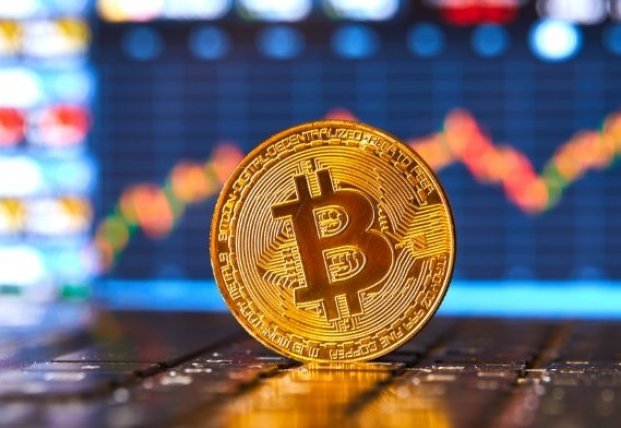 Цена на биткоин растет просто на хайпе. Надувается очередной пузырь. Пожалуй, самый большой в истории человечества