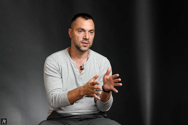 «Мало боеприпасов»: Арестович назвал еще одну причину, почему Украина не выходит из перемирия