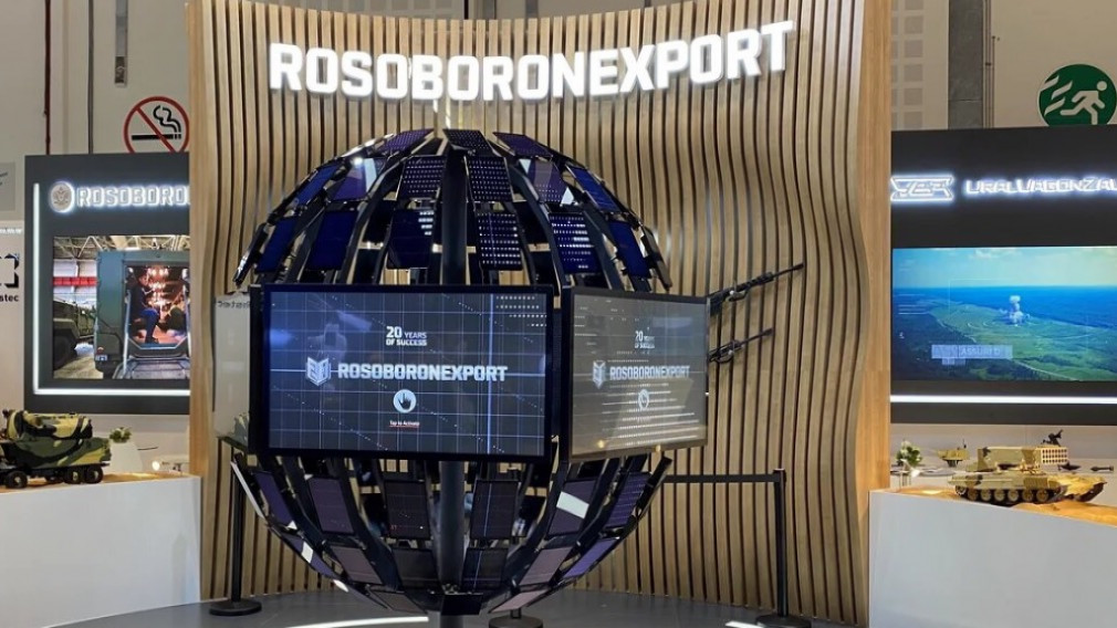 Фанерная страна: Россия привезла на выставку вооружений в ОАЭ танк из фанеры Т–14 "Армата"