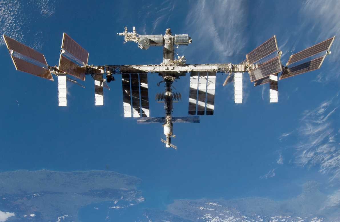 Давление в российском модуле МКС продолжает падать