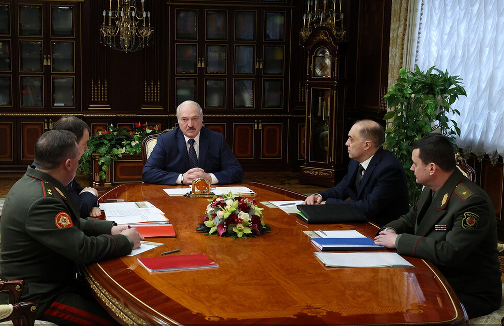 Лукашенко допустил размещение в Беларуси военных самолетов России