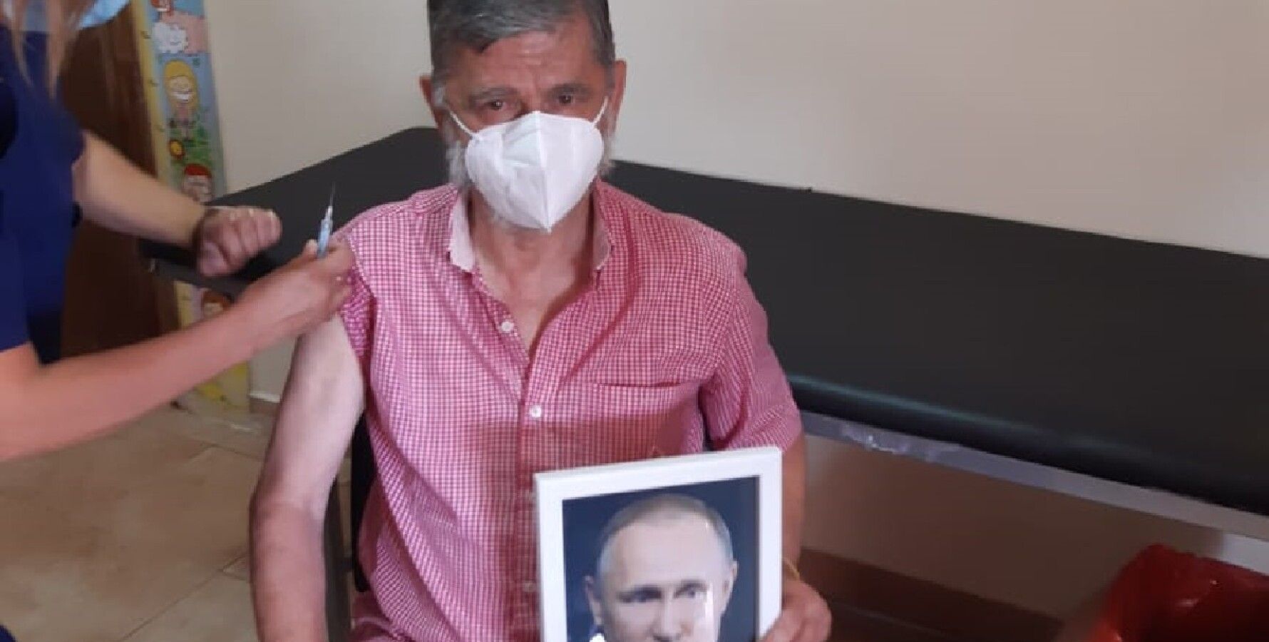 Дебилы.... мэр аргентинского города привился от коронавируса с портретом Путина в руках