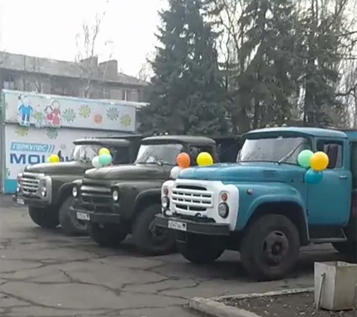 Как празднуют свадьбу в "ДНР": кортеж из ЗИЛов рассмешил читателей. Видео