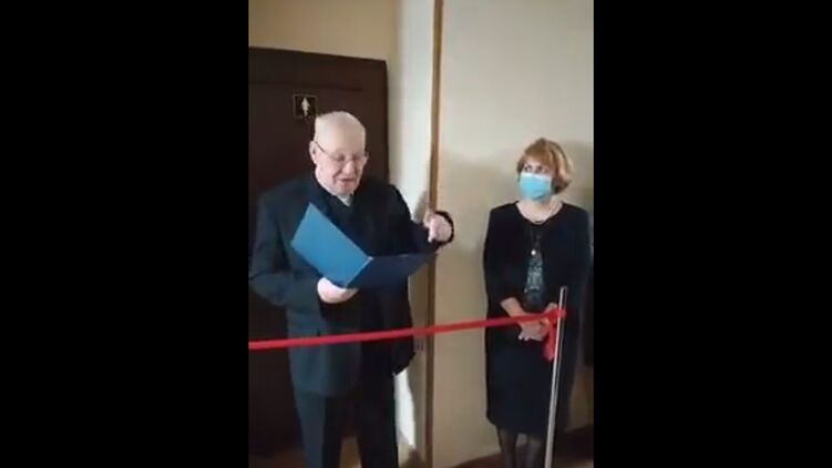 "Вам понравится наша работа. В ней любовь к вам", - В одном из столичных ВУЗов торжественно открыли женский туалет к 8 Марта