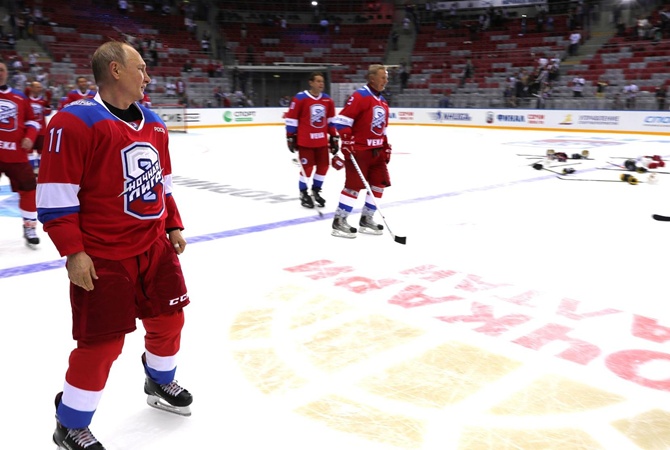 Спорт высших достижений: вокруг Лукашенко падают профессиональные лыжники, а вратарь сбегает из ворот при виде Путина!