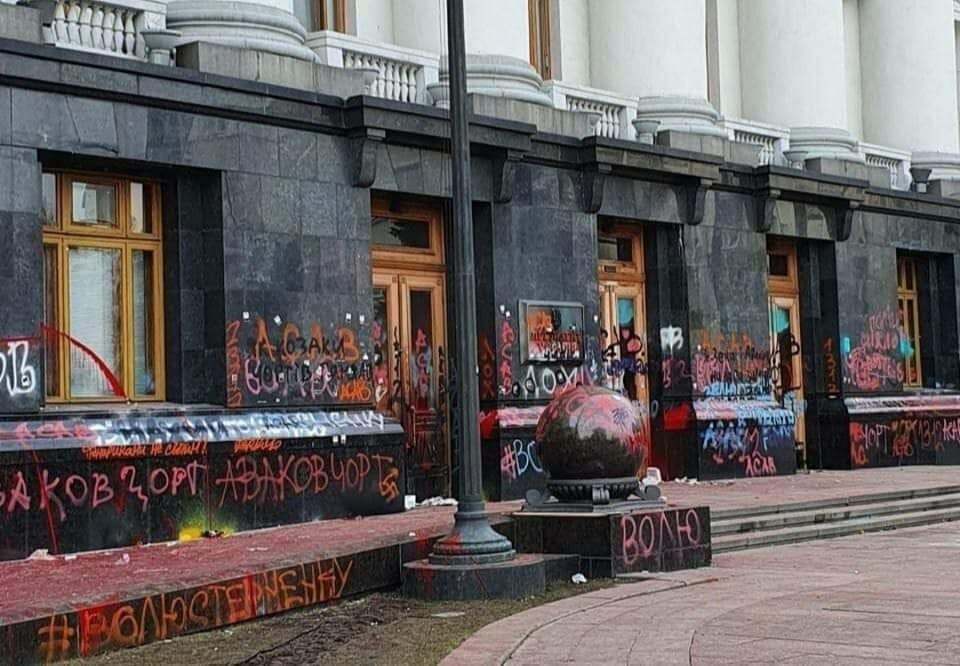 Не смешивайте несмешиваемое, "господа офицеры"