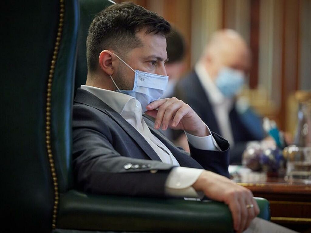Стеснительный президент Зеленский.