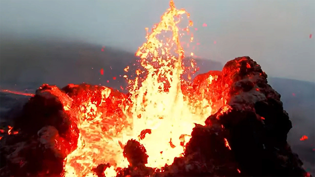 В Исландии фотограф чуть не расплавил свой дрон, чтобы снять извержение вулкана максимально близко. ВИДЕО