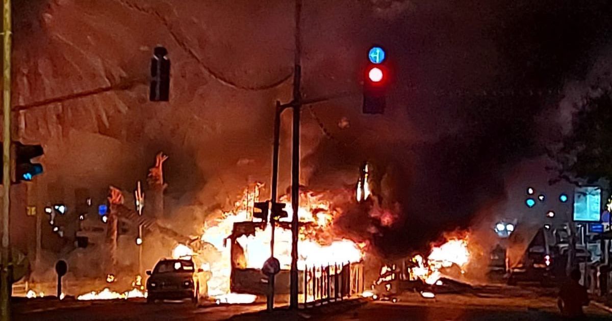 ХАМАС выпустил более сотни ракет по Тель-Авиву. Видео