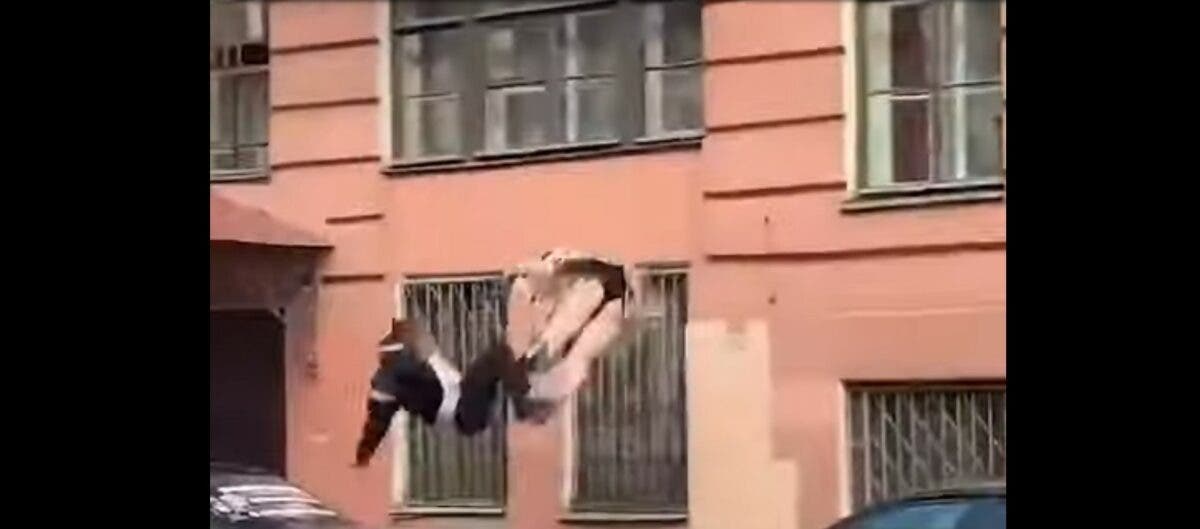 На России пьяная пара в ходе ссоры выпала с балкона: момент попал на видео