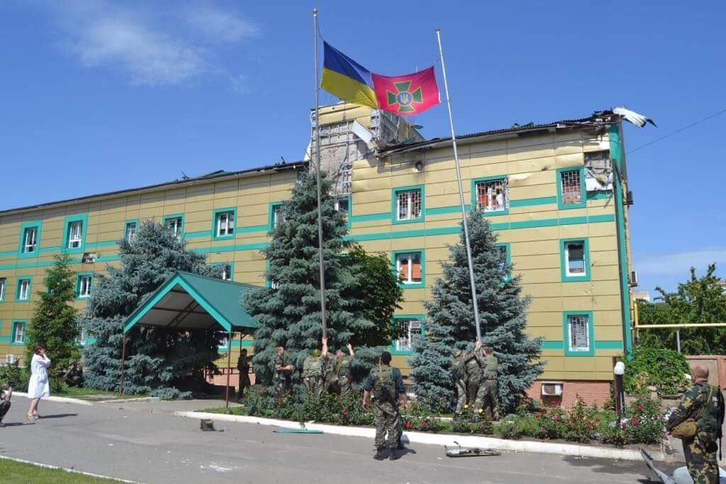 7 лет назад террористы штурмовали Луганский погранотряд: украинцы вели бой под гимн. Видео