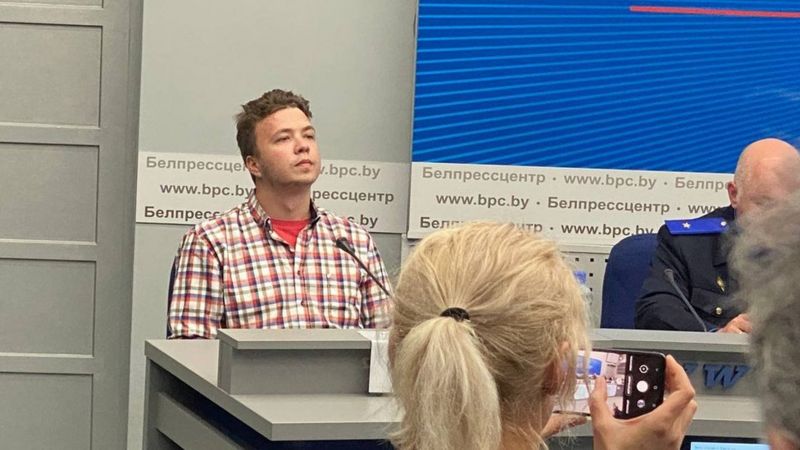 Протасевича неожиданно вывели на брифинг белорусских властей о Ryanair (Видео)