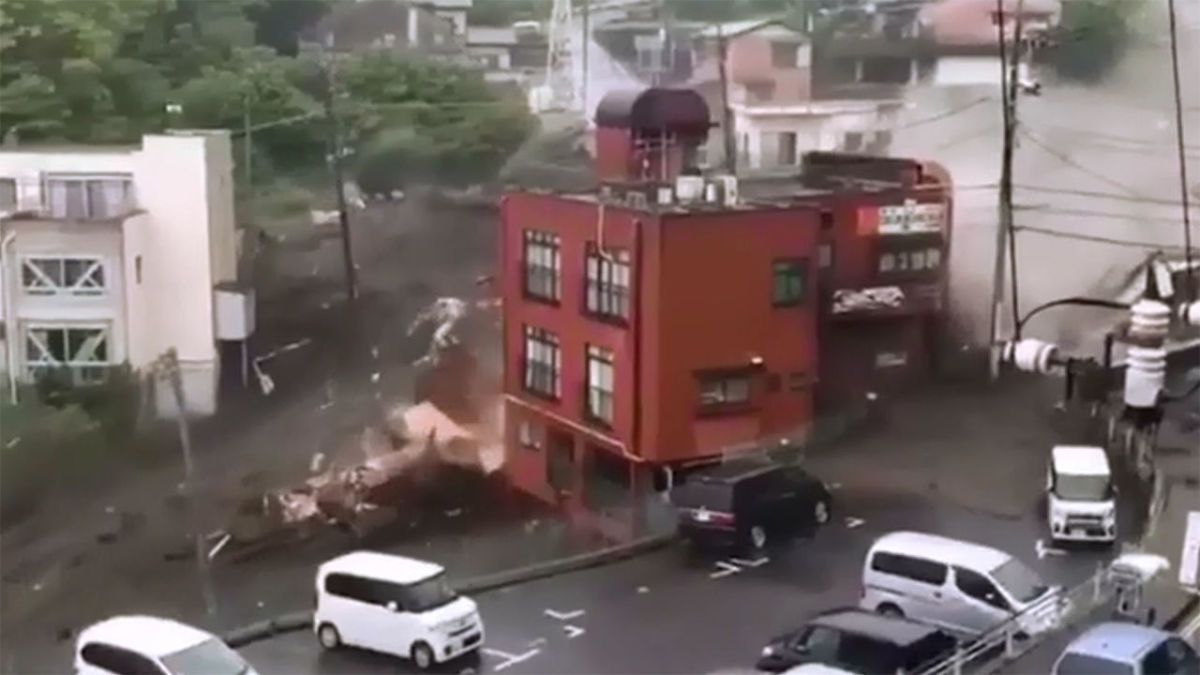 В Японии смертельный оползень уничтожил все на своем пути. ВИДЕО