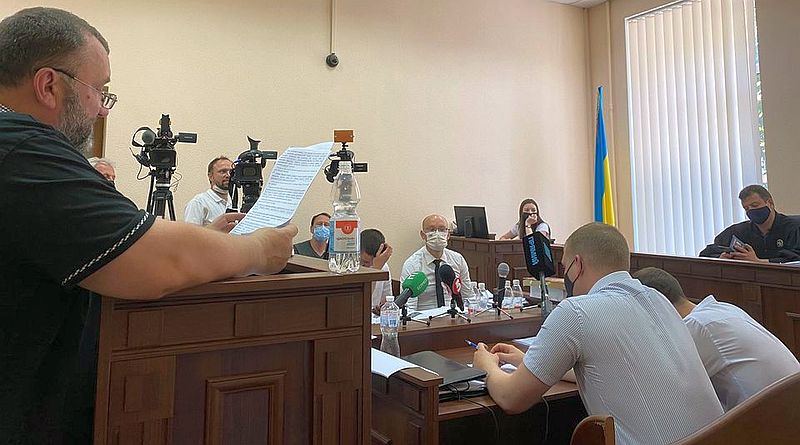 Мы живем в Зазеркалье, в котором деЗЕртиры судят героев