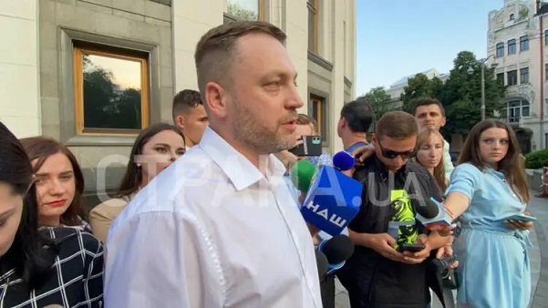 "Он умный. Но улицу не проконтролирует". Что говорят депутаты о кандидате на министра МВД Монастырском