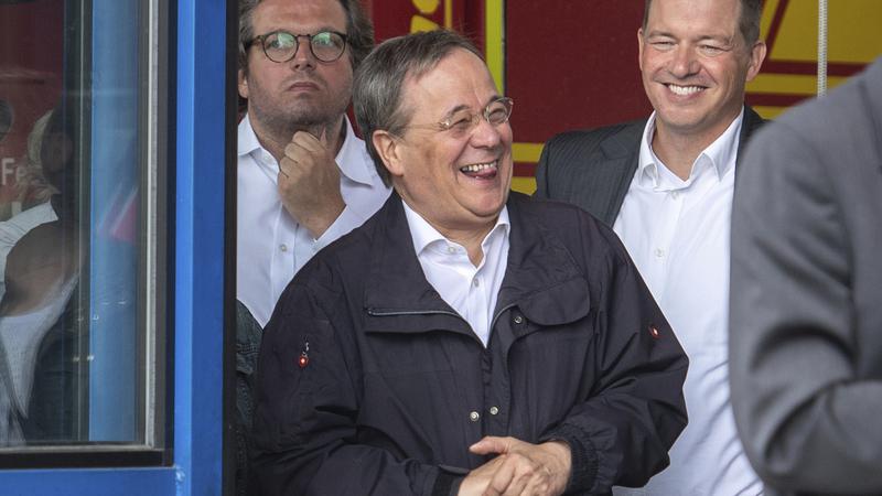 Кандидат в канцлеры Германии Лашет попал в скандал из-за смеха во время речи о жертвах наводнения. ВИДЕО