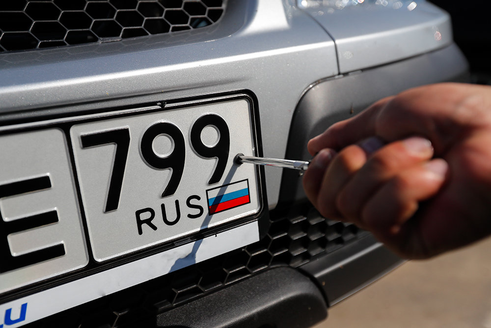 Мы не за Путина: под Киевом заметили авто на российских номерах с интересным "посланием", фото
