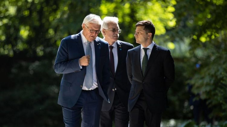 Германия призывает Украину имплементировать "формулу Штайнмайера". Я бы в качестве ответа предложил Германии признать сразу "пакт Молотова-Риббентропа"