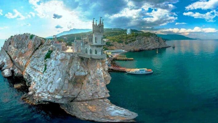 Как Крым стал колонией кооператива «Озеро»