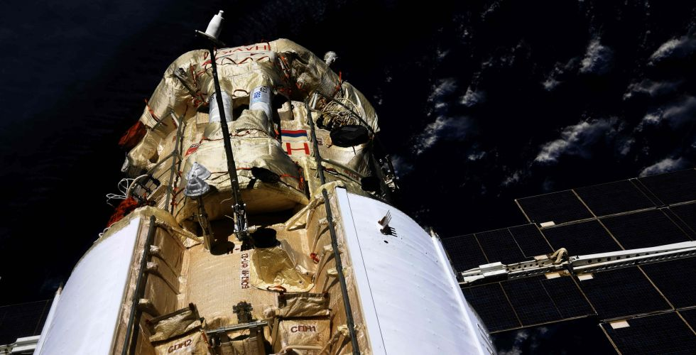 На МКС внезапно начали работать двигатели российского модуля «Наука». Станция беспорядочно вращалась