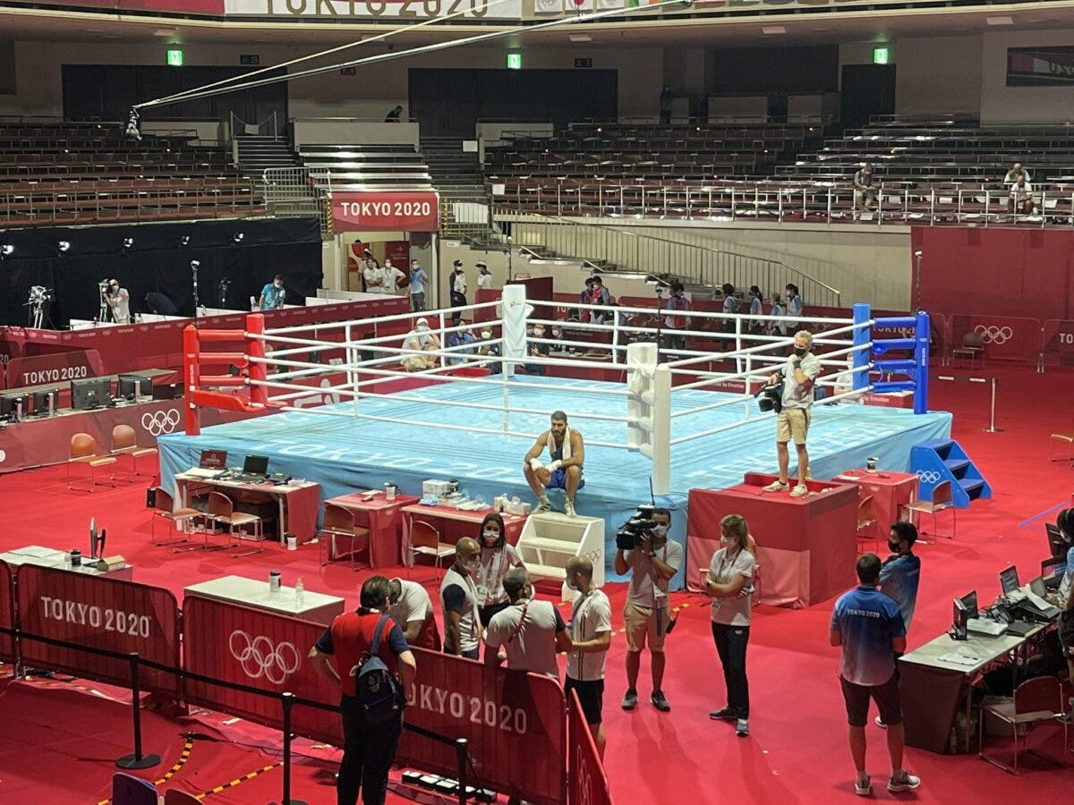 Ругался и отказывался покинуть ринг: Боксер с российскими корнями устроил на Олимпиаде забастовку и дебош