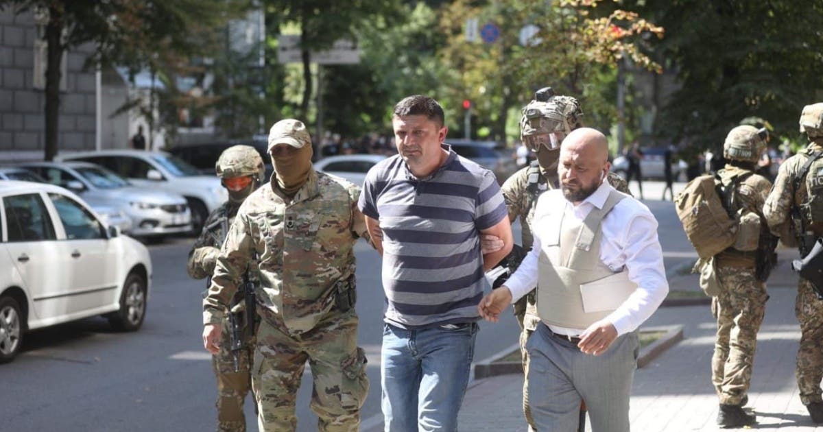 В Киеве ветеран «Айдара» захватил Кабмин с гранатой. Волонтер уговорил его не взрывать гранату (Видео)