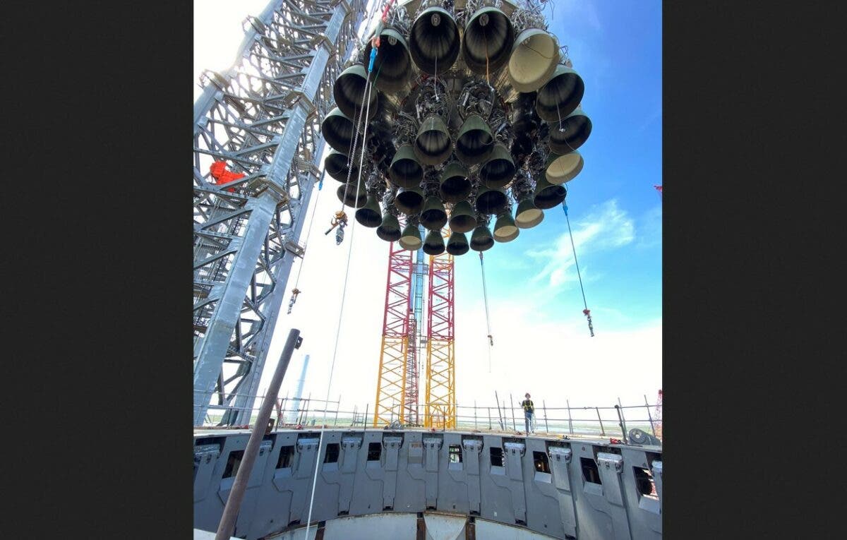 Маск показал перемещение ракеты Starship на стартовую площадку (Видео)