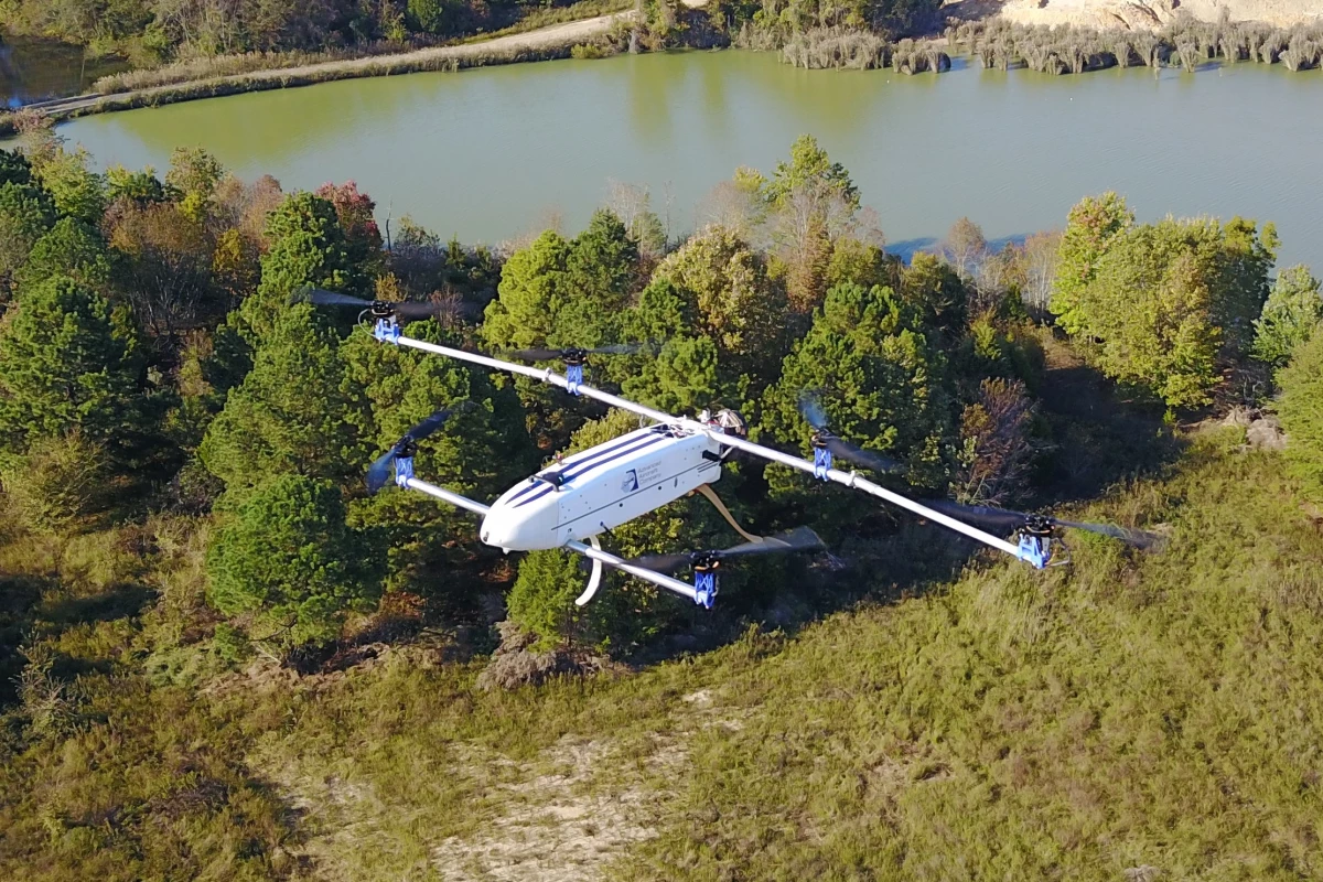 В США создали гибридный дрон, который может находиться в воздухе 3,5 часа. Видео