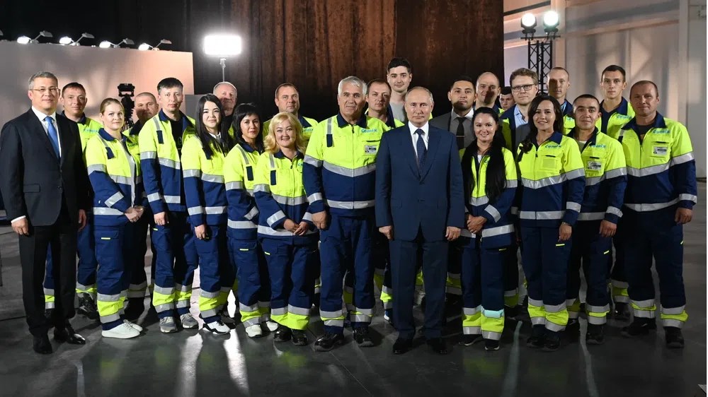 К лилипутскому подставному коллективу завода в Башкирии даже двойника Путина, и того подставного выпихнули