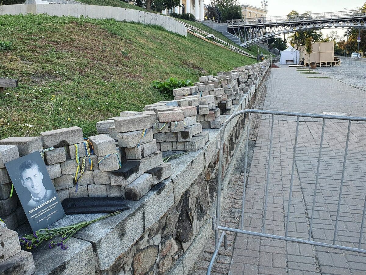 На Аллее Небесной Сотни устанавливают декорации ко Дню Независимости, ими закрыли фото расстрелянных