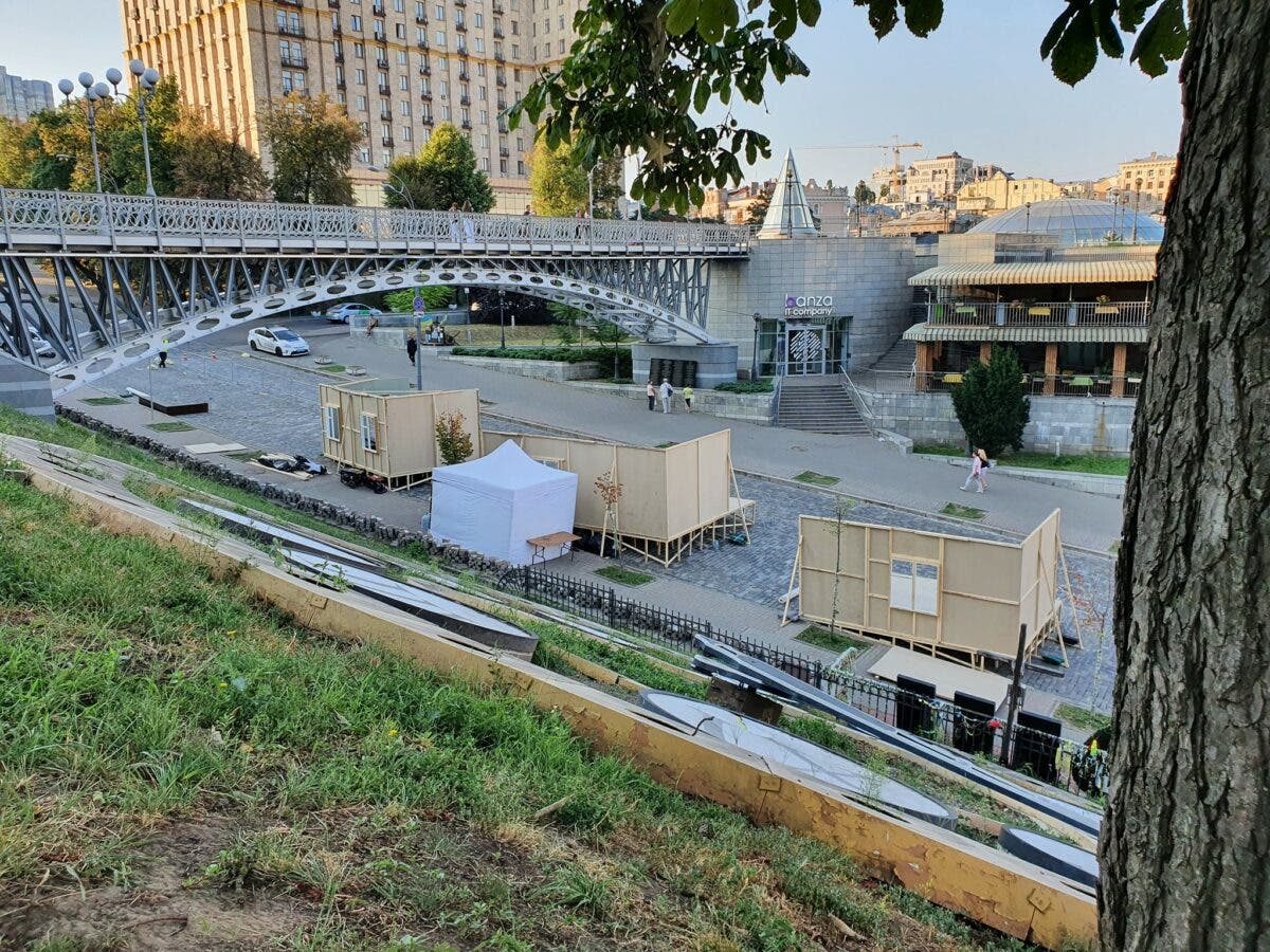 На Аллее Небесной Сотни устанавливают декорации ко Дню Независимости, ими закрыли фото расстрелянных