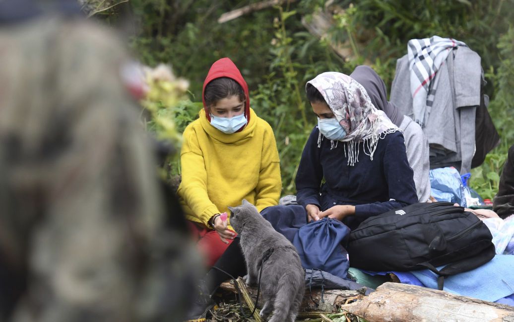 На польско-белорусской границе мигранты застряли посреди болота (Видео)