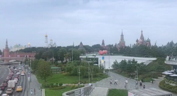 В небо над Москвой запустили флаг Украины. Видео