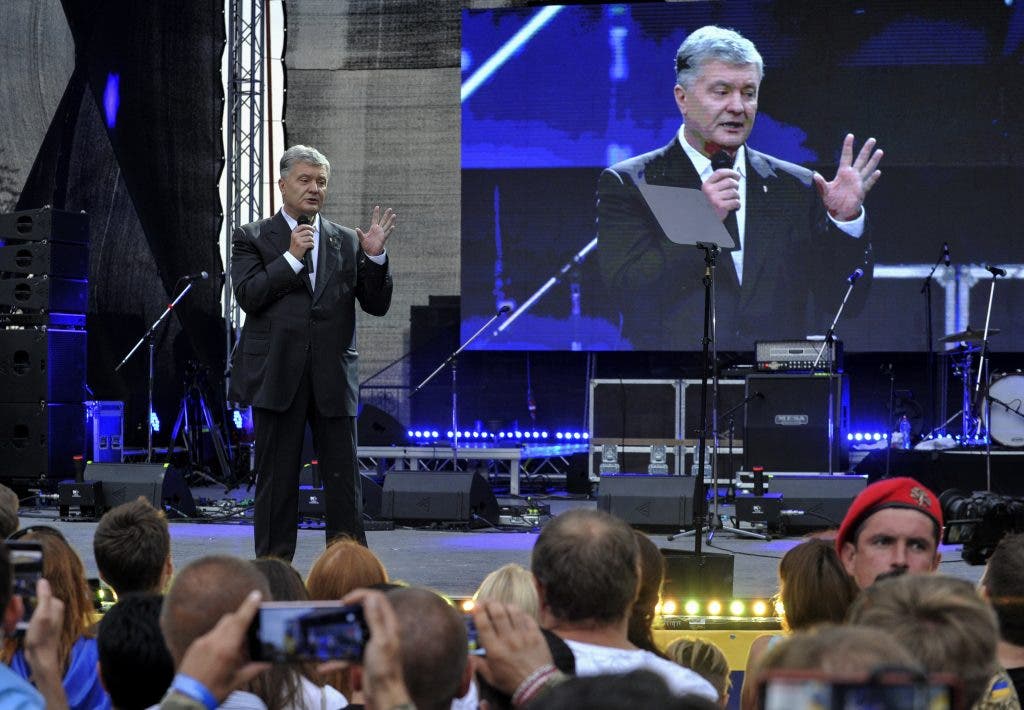 Порошенко — Зеленскому: Не пытайтесь нас остановить вашей "зеленой соплей"