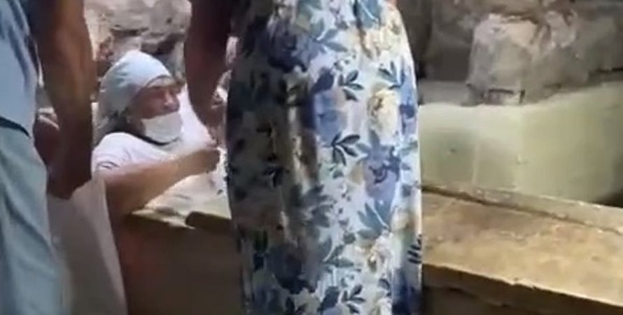 Российская туристка забралась в гробницу святого Лазаря: видео стало хитом сети