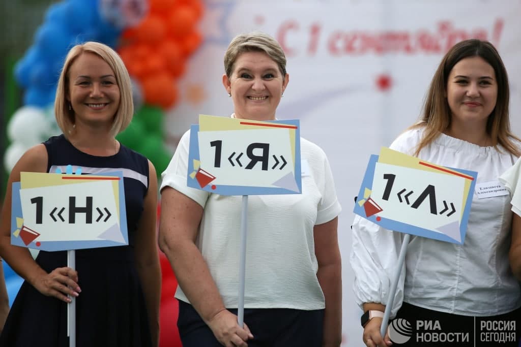 С 1-м "Ы", полицией и танцем живота: фото и видео Дня знаний в российских школах