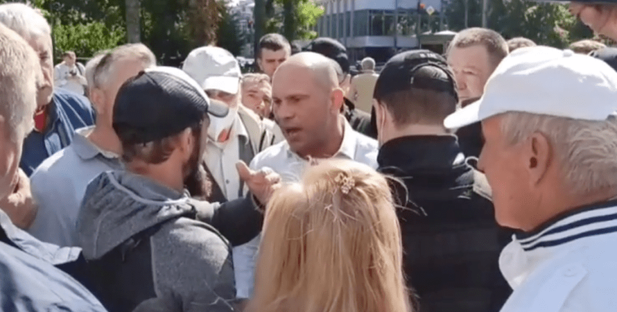 "Хочешь поумничать?": Кива разгневался после сделанного ему замечания из-за матов. ВИДЕО