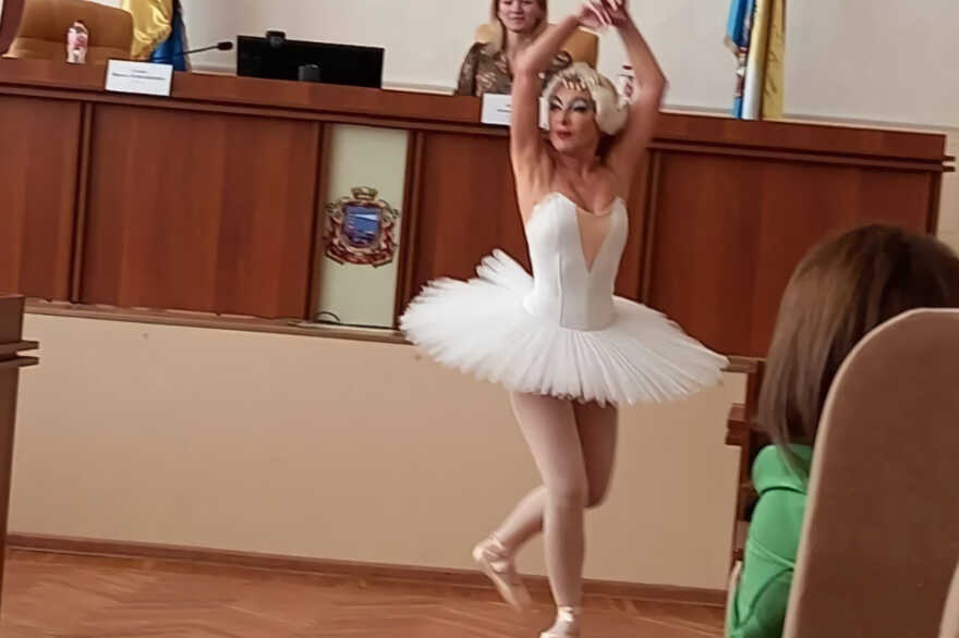 "Лебединое озеро" и чиновница в пачке: в Черноморске мэру на день рожденья устроили шоу. Видео