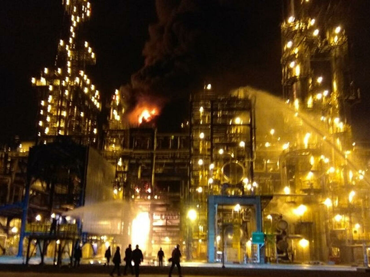 В Беларуси на нефтеперерабатывающем заводе вспыхнул пожар (Видео)